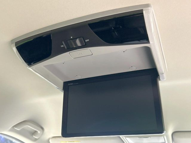 【後席モニター】家族や友人とお出かけする機会が多い方に大人気の後席モニターを装備!見やすい位置に画面がありテレビやDVDの視聴も快適!友達もお子様も、後席にしか乗らなくなるかも??