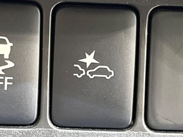 【エマージェンシーブレーキ】走行中に前方の車両等を認識し、衝突しそうな時は警報とブレーキで衝突回避と被害軽減をアシスト。より安全にドライブをお楽しみいただけます。