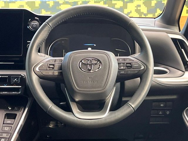 �C���e���A�ɍ��킹���f�U�C���̃X�e�A�����O�́A�^�]�������̂��Ƃ��l���A�^�]���₷���`��A�傫���ł��B�����x�A���ۂɐG���Ă��m���߂��������B