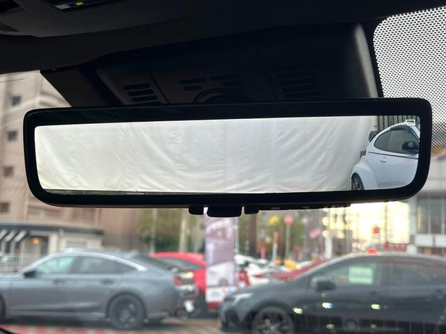 【デジタルインナーミラー】後席の大きな荷物や同乗者で後方が確認しづらい時でも安心!カメラが撮影した車両後方の映像をルームミラー内に表示。クリアな視界で状況の確認が可能です!