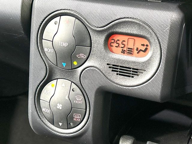 【オートエアコン】一度お好みの温度に設定すれば、車内の温度を検知し風量や温度を自動で調整。暑い&hellip;寒い&hellip;と何度もスイッチ操作をする必要はありません。快適な車内空間には必須の機能ですね♪
