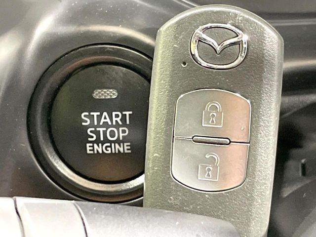 【アドバンストキー】カバンやポケットに入れたままでもドアの施錠・解錠が可能なスマートキーを装備。エンジンのオン・オフ時もカギを取り出す必要が無いからとっても便利です♪