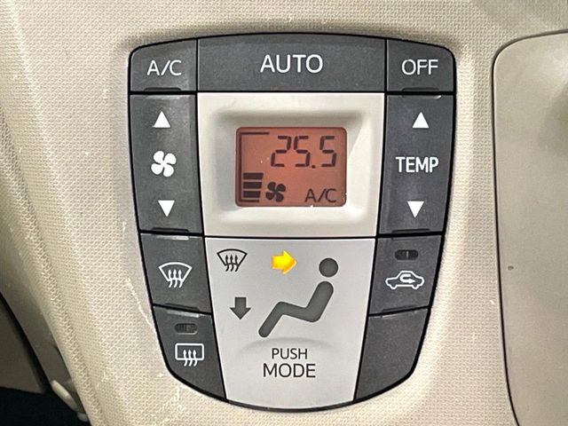 【オートエアコン】一度お好みの温度に設定すれば、車内の温度を検知し風量や温度を自動で調整。暑い&hellip;寒い&hellip;と何度もスイッチ操作をする必要はありません。快適な車内空間には必須の機能ですね♪