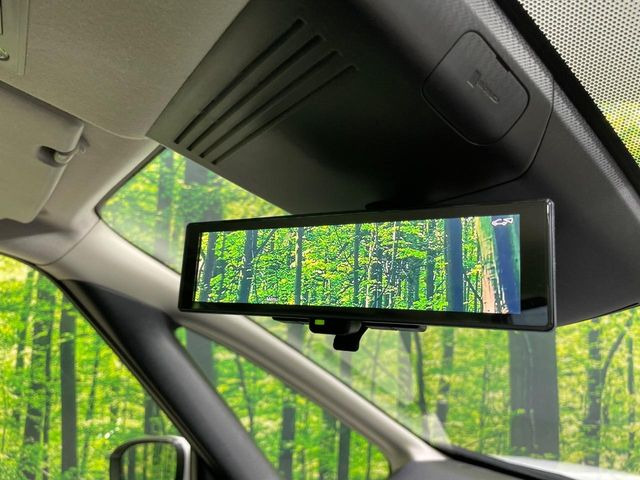 【インテリジェントルームミラー】後席の大きな荷物や同乗者で後方が確認しづらい時でも安心!カメラが撮影した車両後方の映像をルームミラー内に表示。クリアな視界で状況の確認が可能です!