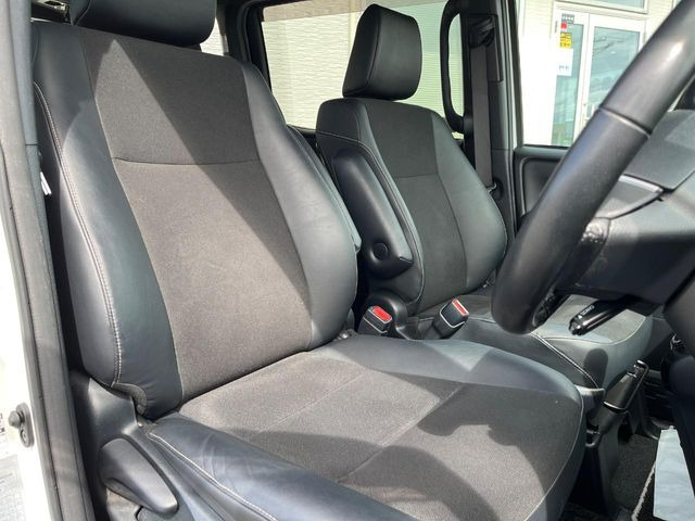 運転席シート廻りは使用感も少なく、良好な状態となっています。丁寧に使われていたことがよくわかりますね。