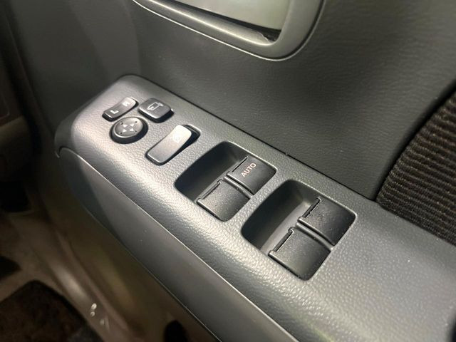 【電動格納ミラー】サイドミラーは電動格納式となっており、狭い駐車場でもキズがつくリスクを抑えられます。