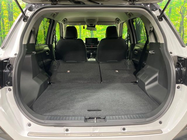 積み下ろしのしやすいデッキにはたっぷりと荷物を積み込んでいただけます。遊びから仕事まで、様々なシーンで頼れます♪