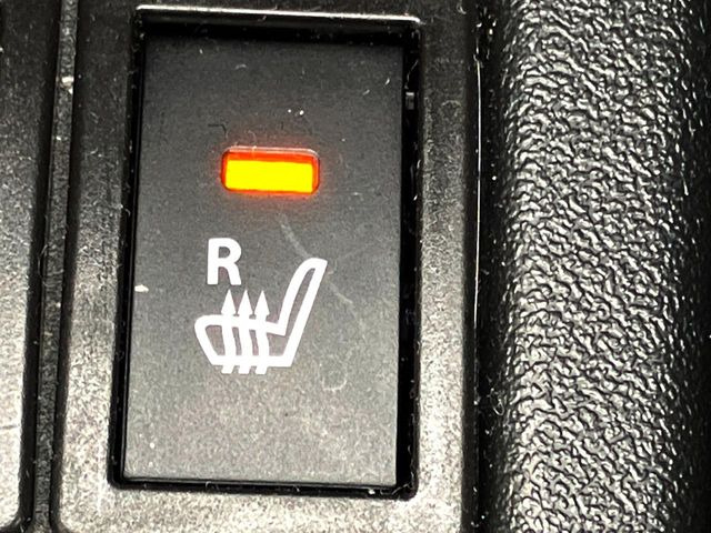 ★【シートヒーター】ボタン一つで座面を暖めてくれるシートヒーター☆長時間の運転も腰の疲れを軽減してくれます♪冬場にも嬉しい装備ですね