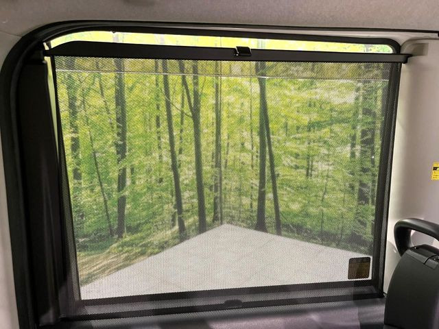 【ロールシェード】日差しや車外からの光が眩しいときにサッと引き出して使える、ロール格納タイプのサンシェードを装備。後席に乗ったお子様がウトウトしだした時など、ぜひご活用ください♪