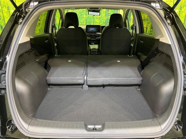 普段のお買い物や通勤、送迎等に十分な荷室スペースを確保しております。セカンドシートを倒すと、大きな荷物の積載も可能です♪