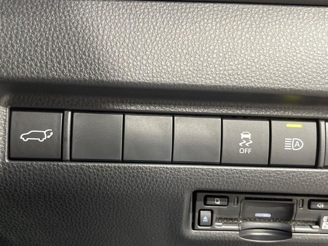 【パワーバックドア】スマートキーや運転席のボタンを押すだけでリアゲートが自動で開閉します!荷物を持っている時や、高い位置にあるバックドアを閉める際に便利な機能です♪