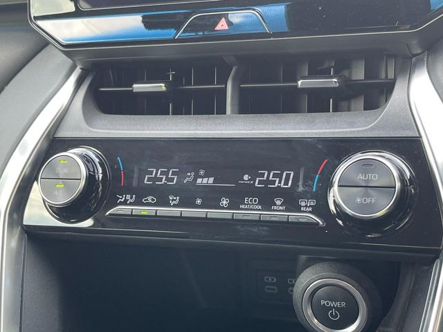 【左右独立型フルオートエアコン】運転席と助手席でそれぞれお好みの温度に設定可能。同乗者にも配慮した、快適な空調をお届け致します。