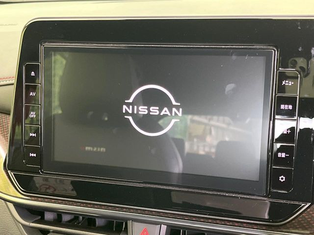 【メーカー純正9インチナビ】インテリアに溶け込むスタイリッシュな「専用設計」メーカーナビを装備♪視認性や操作性など基本性能にも優れ、より上質なカーライフをお楽しみいただけます。