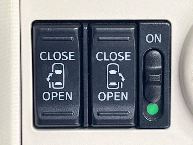 【両側パワースライドドア】スマートキーや運転席のスイッチで後席両側スライドドアの開閉が可能♪電動だから力を入れてドアを開ける必要が無く、小さなお子様でも簡単に開け閉めでき快適です♪