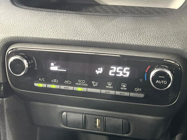 【オートエアコン】一度お好みの温度に設定すれば、車内の温度を検知し風量や温度を自動で調整。暑い&hellip;寒い&hellip;と何度もスイッチ操作をする必要はありません。快適な車内空間には必須の機能ですね♪