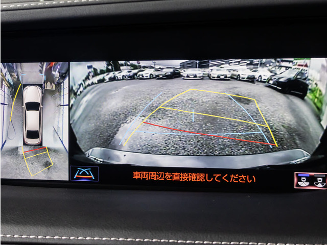 パノラミックビューモニターを装備!上から車両を見下ろしたような映像をナビ画面に表示できます。車両前後左右に搭載した4つのカメラ映像を継ぎ目なく合成!目視では見えない部分もリアルタイムで見れます。