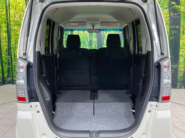 後席を格納すると、これだけの広さが!シーンに合わせたシートアレンジで、大きな荷物も積むことが出来ます♪