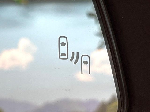 【ブラインドスポットモニター】走行中、ドアミラーの死角になりやすい箇所に後続車が接近するとサイドミラーのレンズに警告を表示!ドライバーに注意喚起をしてくれます。