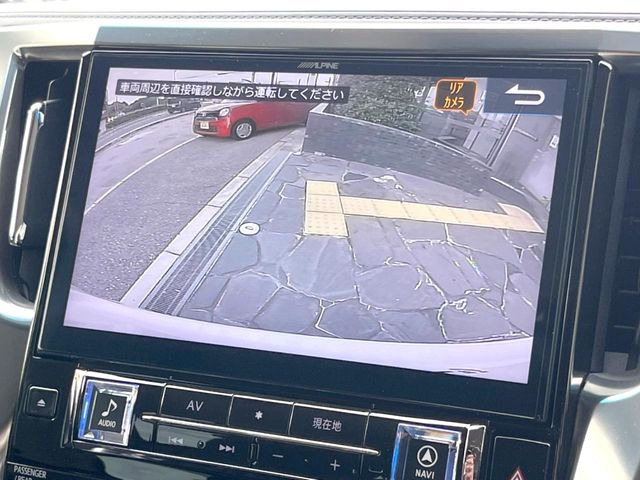 【バックカメラ】駐車時に後方がリアルタイム映像で確認できます。大型商業施設や立体駐車場での駐車時や、夜間のバック時に大活躍!運転スキルに関わらず、今や必須となった装備のひとつです!