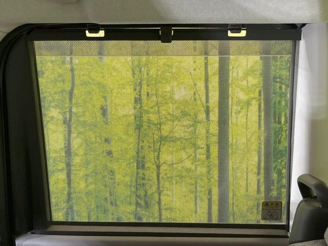 【ロールシェード】日差しや車外からの光が眩しいときにサッと引き出して使える、ロール格納タイプのサンシェードを装備。後席に乗ったお子様がウトウトしだした時など、ぜひご活用ください♪
