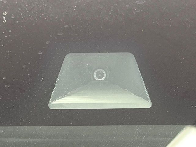 【ホンダセンシング】走行中に前方の車両等を認識し、衝突しそうな時は警報とブレーキで衝突回避と被害軽減をアシスト。より安全にドライブをお楽しみいただけます。