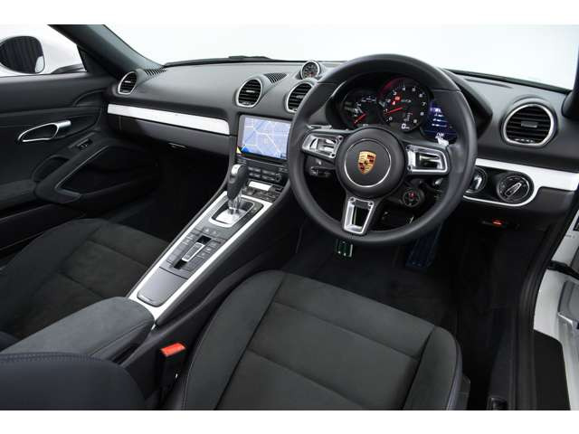 GTS��p�C���e���A�ɂ��A�X�|�[�e�B�ŏ㎿�Ȏ�����Ԃ����o�B�A���J���^�[�����V�[�g�Z���^�[��GT�X�|�[�c�X�e�A�����O�A�Z���^�[�R���\�[���A�A�[�����X�g�Ȃǂɍ̗p���AGTS�炵�����[�V�[�ȕ��͋C�����߂Ă��܂�