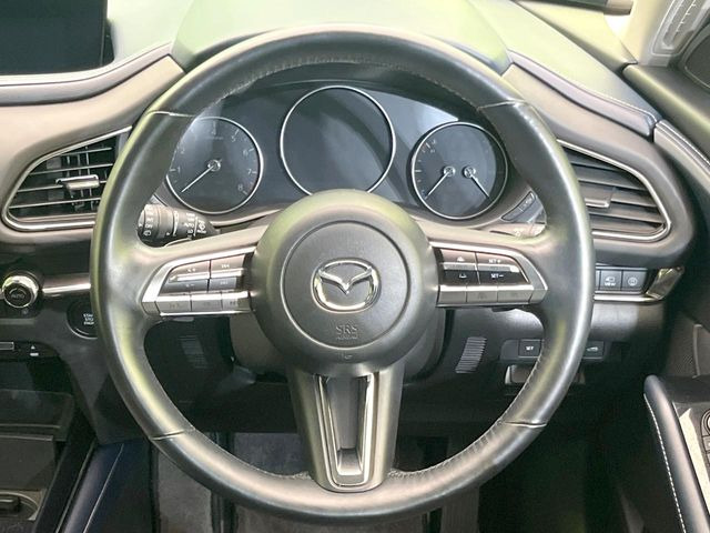 インテリアに合わせたデザインのステアリングは、運転される方のことも考え、運転しやすい形状、大きさです。是非一度、実際に触ってお確かめください。