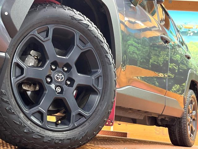 【純正18インチアルミホイール】外観にマッチした純正アルミホイールを装着しております。各種社外アルミホイールや、スタッドレスタイヤも取扱いしております。是非ご相談ください♪