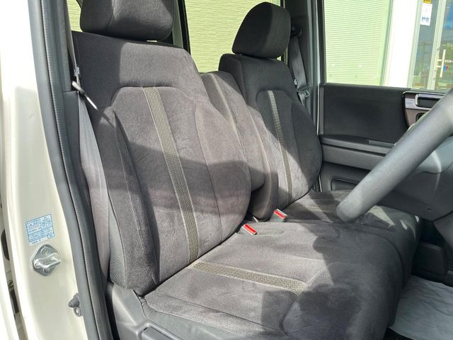 運転席まわりには十分なスペースがあり、大柄な方でもゆったり運転していただける環境です。