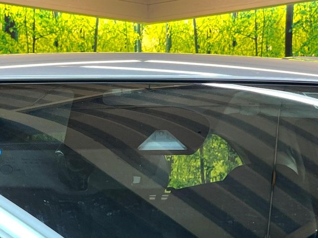 【エマージェンシーブレーキ】走行中に前方の車両等を認識し、衝突しそうな時は警報とブレーキで衝突回避と被害軽減をアシスト。より安全にドライブをお楽しみいただけます。