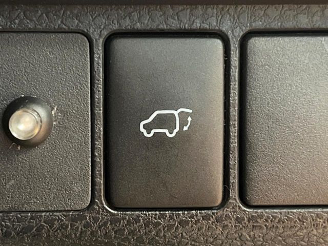 【パワーバックドア】スマートキーや運転席のボタンを押すだけでリアゲートが自動で開閉します!荷物を持っている時や、高い位置にあるバックドアを閉める際に便利な機能です♪