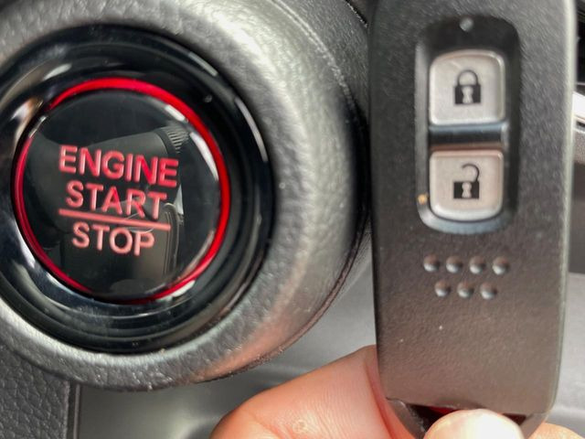 �yHonda�X�}�[�g�L�[�z�J�o����|�P�b�g�ɓ��ꂽ�܂܂ł��h�A�̎{���E�������\�ȃX�}�[�g�L�[�𑕔��B�G���W���̃I���E�I�t�����J�M�����o���K�v����������Ƃ��Ă��֗��ł���