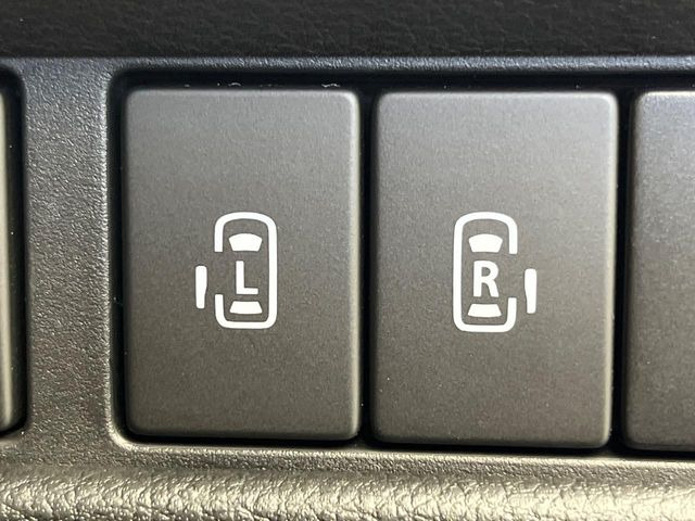 【両側パワースライドドア】スマートキーや運転席のスイッチで後席両側スライドドアの開閉が可能♪電動だから力を入れてドアを開ける必要が無く、小さなお子様でも簡単に開け閉めでき快適です♪