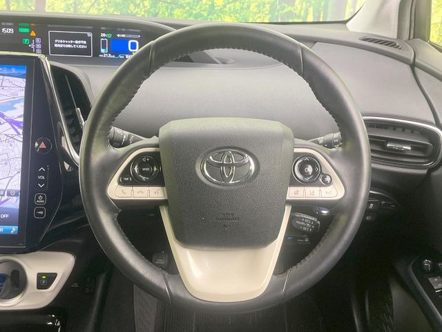 インテリアに合わせたデザインのステアリングは、運転される方のことも考え、運転しやすい形状、大きさです。是非一度、実際に触ってお確かめください。