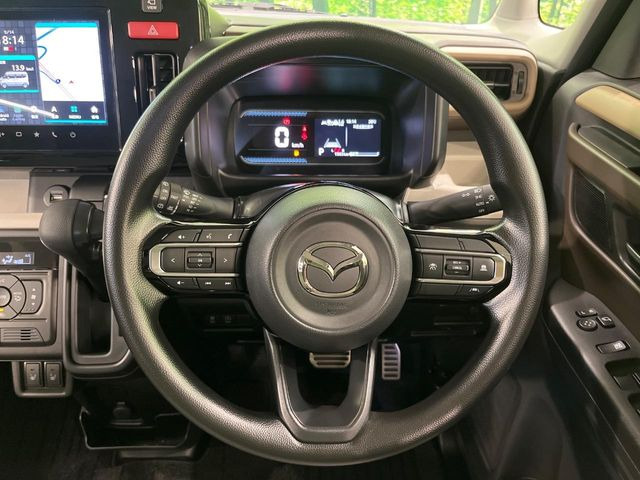 �C���e���A�ɍ��킹���f�U�C���̃X�e�A�����O�́A�^�]�������̂��Ƃ��l���A�^�]���₷���`��A�傫���ł��B�����x�A���ۂɐG���Ă��m���߂��������B