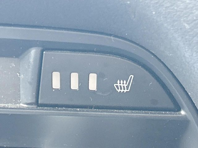 【シートヒーター】寒い日に重宝するシートヒーター!エアコンより早く温まってくれるので寒がりの人も安心ですね♪エアコンの温風は乾燥するから苦手、という方にもをおすすめです。