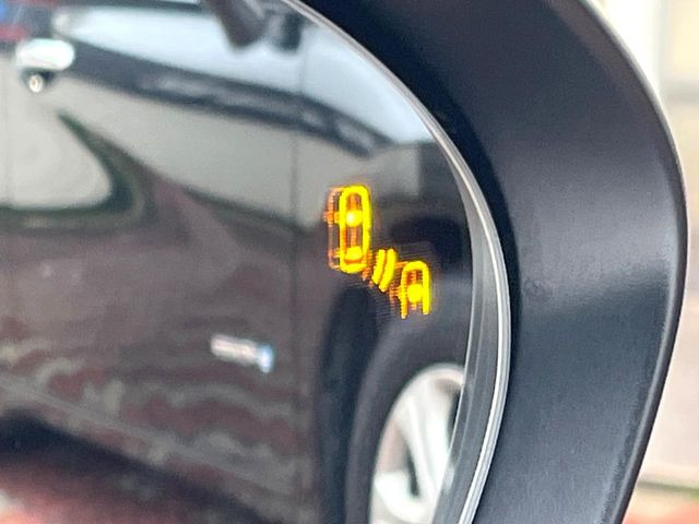 【ブラインドスポットモニタリング】走行中、ドアミラーの死角になりやすい箇所に後続車が接近するとサイドミラー付近に警告を表示、ドライバーに注意喚起をしてくれます。