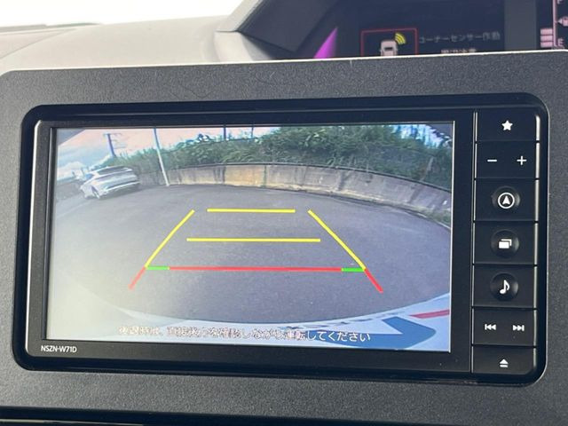 【バックカメラ】駐車時に後方がリアルタイム映像で確認できます。大型商業施設や立体駐車場での駐車時や、夜間のバック時に大活躍!運転スキルに関わらず、今や必須となった装備のひとつです!