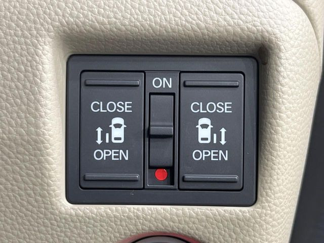 【両側パワースライドドア】スマートキーや運転席のスイッチで後席両側スライドドアの開閉が可能♪電動だから力を入れてドアを開ける必要が無く、小さなお子様でも簡単に開け閉めでき快適です♪