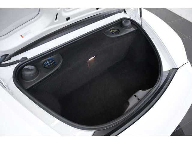 4.0L �����Ό�6�C��DOHC�A400ps/43.8kgm�A�S��&times;�S��&times;�S��mm 4391&times;1801&times;1272mm�A�ԗ��d�� 1440kg(DIN)