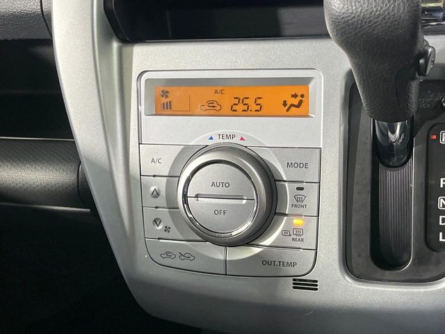 【オートエアコン】一度お好みの温度に設定すれば、車内の温度を検知し風量や温度を自動で調整。暑い&hellip;寒い&hellip;と何度もスイッチ操作をする必要はありません。快適な車内空間には必須の機能ですね♪