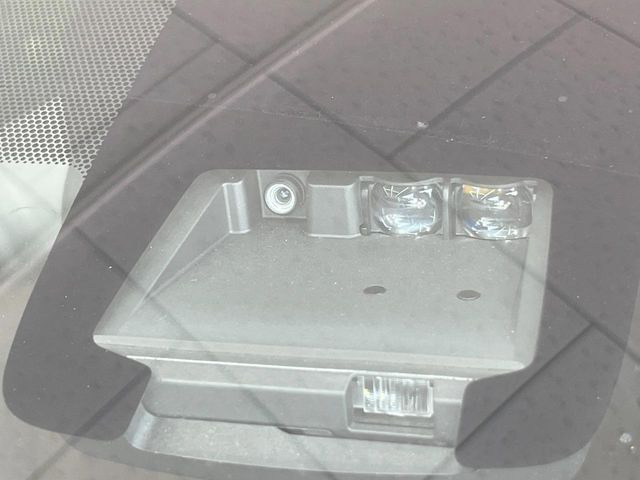 【トヨタセーフティセンス】走行中に前方の車両等を認識し、衝突しそうな時は警報とブレーキで衝突回避と被害軽減をアシスト。より安全にドライブをお楽しみいただけます。