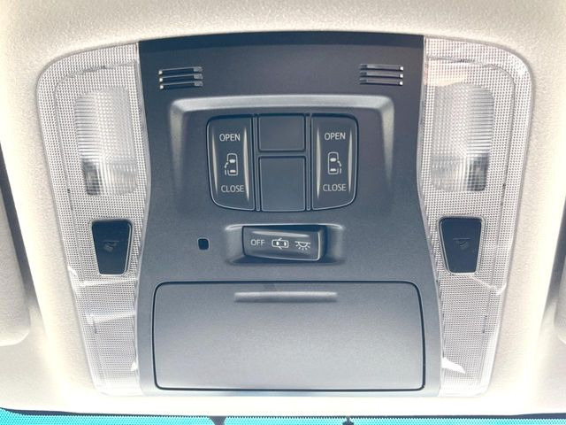 【両側パワースライドドア】スマートキーや運転席のスイッチで後席両側スライドドアの開閉が可能♪電動だから力を入れてドアを開ける必要が無く、小さなお子様でも簡単に開け閉めでき快適です♪