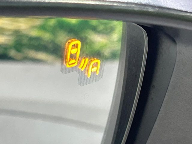 【ブラインドスポットモニタリング】走行中、ドアミラーの死角になりやすい箇所に後続車が接近するとサイドミラー付近に警告を表示、ドライバーに注意喚起をしてくれます。