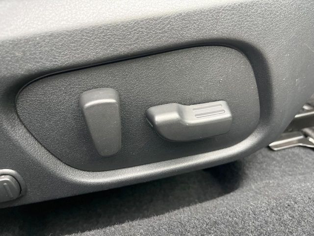 【パワーシート】スイッチ一つで簡単にシートの微調整が可能!電動だから力もいりません!快適なシートポジションにセットして、快適なドライブをお楽しみください。