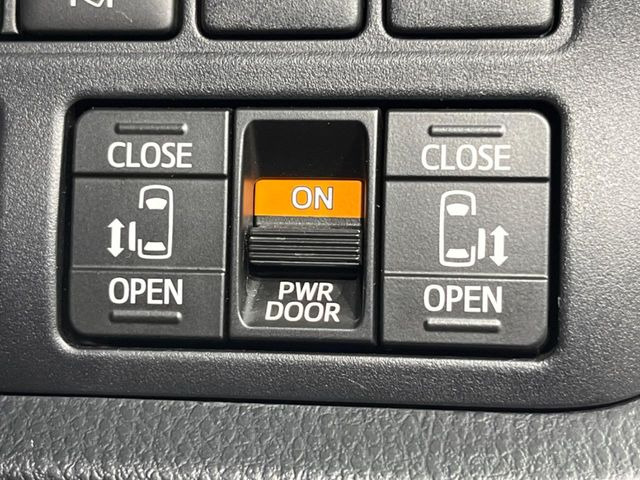 【両側パワースライドドア】スマートキーや運転席のスイッチで後席両側スライドドアの開閉が可能♪電動だから力を入れてドアを開ける必要が無く、小さなお子様でも簡単に開け閉めでき快適です♪
