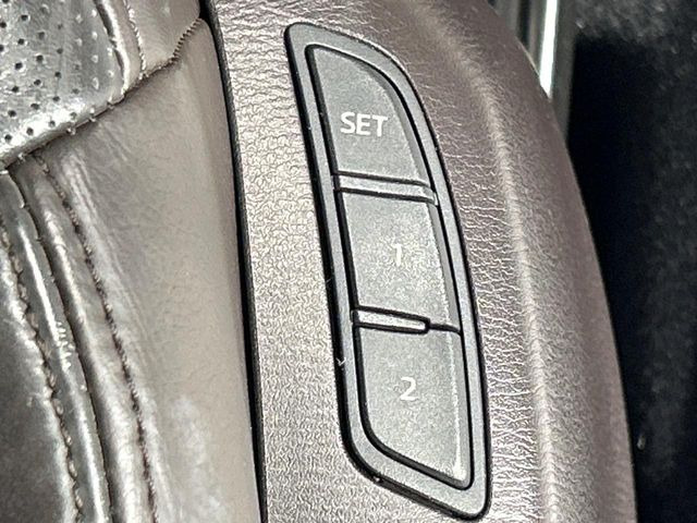 【メモリー機能付きパワーシート】ドライバーごとに設定したシート位置を記憶して、ボタン一つで切り替えできる便利な機能!運転する方が複数名いらっしゃるご家庭におすすめです♪