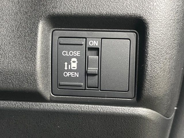 【パワースライドドア】スマートキーや運転席のスイッチでスライドドアの開閉が可能♪電動だから力を入れてドアを開ける必要が無く、小さいお子様でも、重い荷物を持っている時もラクに開け閉めできます♪