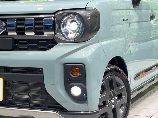 【LEDヘッドライト】悪天候や夜間走行時も良好な視界を確保し安心して運転できる高輝度LEDヘッドライトを装備!点灯速度が早く、消費電力も抑えられています。