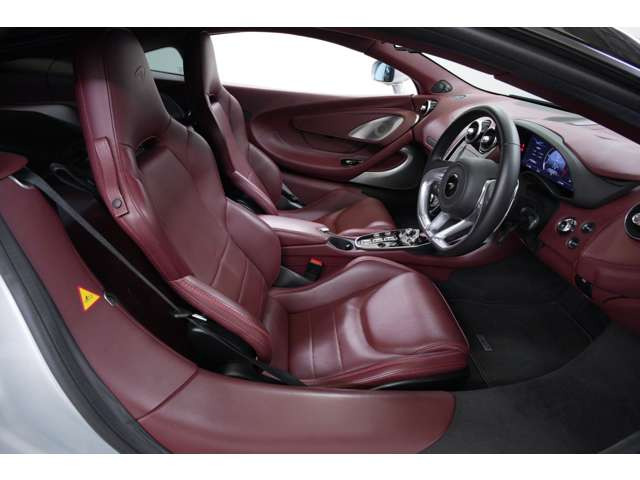 ワインレッドのバローロがインテリアを上品に演出します。